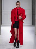 ヴァレンティノ 2023-24年秋冬ズコレクション、“ブラックタイ”を再定義｜写真43