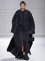 ヴァレンティノ 2023-24年秋冬ズコレクション、“ブラックタイ”を再定義｜写真50