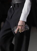 ヴァレンティノ 2023-24年秋冬ズコレクション、“ブラックタイ”を再定義｜写真52