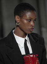 ヴァレンティノ 2023-24年秋冬ズコレクション、“ブラックタイ”を再定義｜写真54