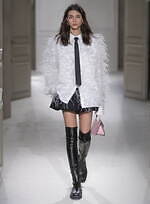 ヴァレンティノ 2023-24年秋冬ズコレクション、“ブラックタイ”を再定義｜写真58