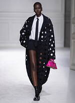 ヴァレンティノ 2023-24年秋冬ズコレクション、“ブラックタイ”を再定義｜写真72