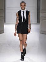 ヴァレンティノ 2023-24年秋冬ズコレクション、“ブラックタイ”を再定義｜写真73