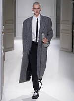 ヴァレンティノ 2023-24年秋冬ズコレクション、“ブラックタイ”を再定義｜写真79