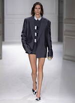 ヴァレンティノ 2023-24年秋冬ズコレクション、“ブラックタイ”を再定義｜写真81