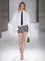 ヴァレンティノ 2023-24年秋冬ズコレクション、“ブラックタイ”を再定義｜写真84