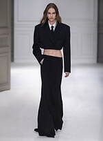 ヴァレンティノ 2023-24年秋冬ズコレクション、“ブラックタイ”を再定義｜写真100