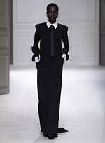 ヴァレンティノ 2023-24年秋冬ズコレクション、“ブラックタイ”を再定義｜写真102