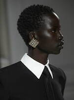 ヴァレンティノ 2023-24年秋冬ズコレクション、“ブラックタイ”を再定義｜写真103