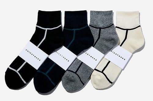 シックストックスのバーニーズ ニューヨーク限定メンズ靴下、上品なライン入りアンクルソックス