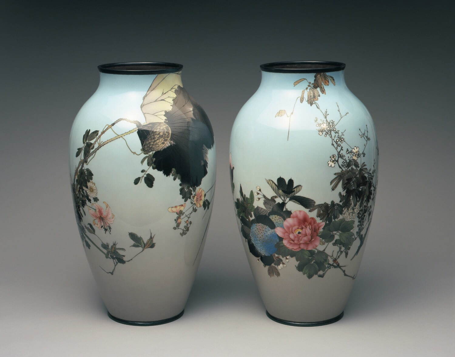 渡辺省亭原画　濤川惣助 《七宝四季花卉図瓶》 明治時代・19-20世紀　静嘉堂文庫美術館蔵
［通期展示］