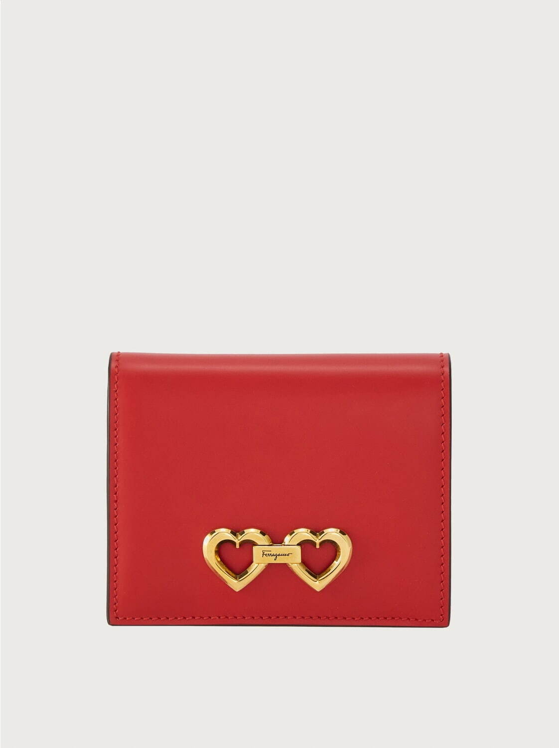 フェラガモのウィメンズ財布、“ハート型”ガンチーニ＆真っ赤なレザーの