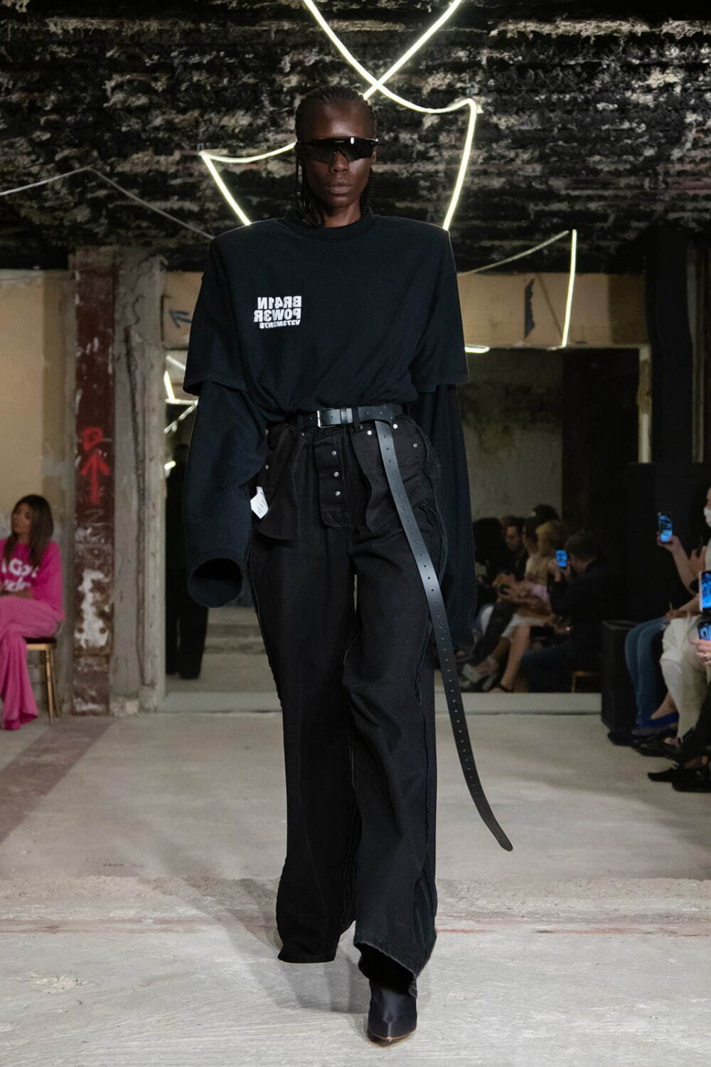 ヴェトモン(VETEMENTS) 2023年春夏ウィメンズ&メンズコレクション 