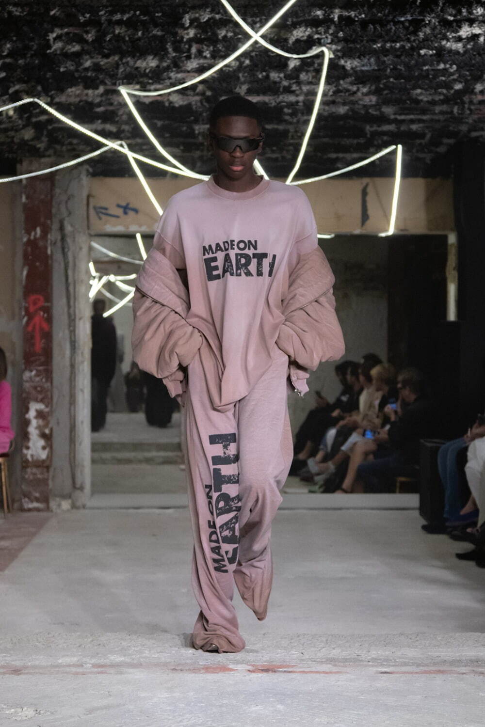 ヴェトモン(VETEMENTS) 2023年春夏ウィメンズ&メンズコレクション  - 写真17