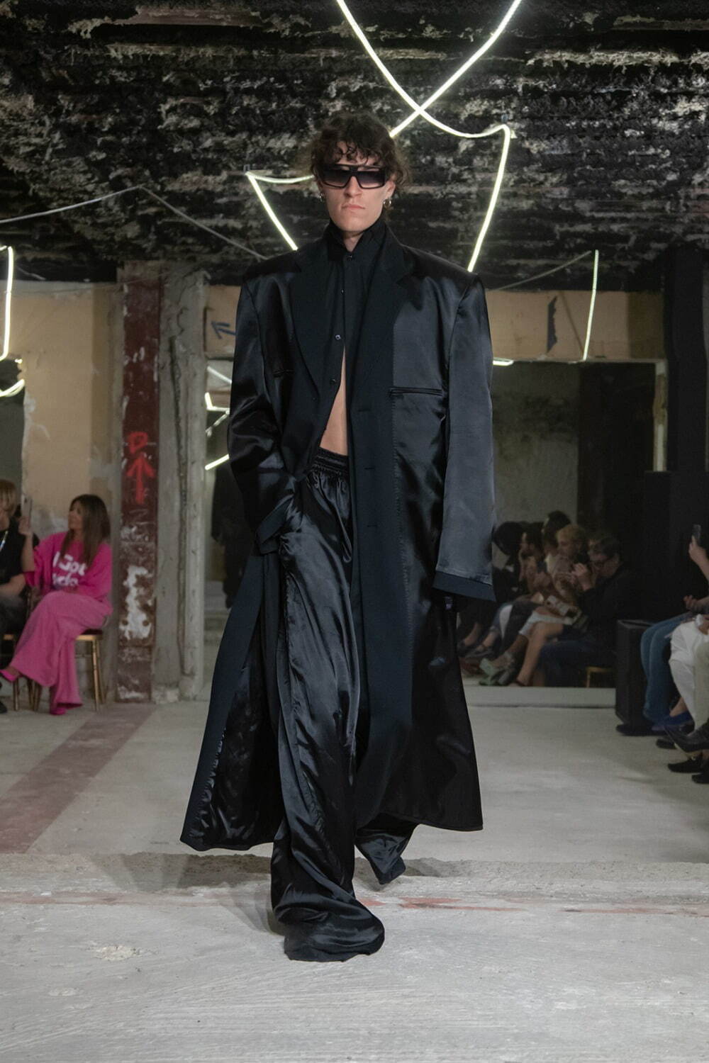 Amazon.co.jp: Demna Gvasalia 写真集 VETEMENTS ヴェトモン