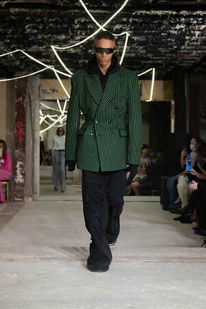 ヴェトモン(VETEMENTS) 2023年春夏ウィメンズ&メンズコレクション  - 写真2