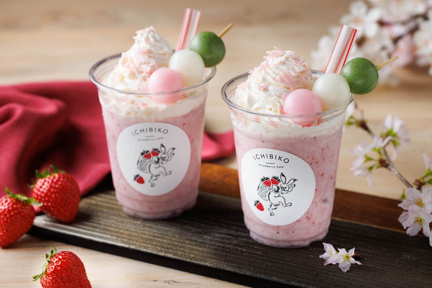 「さくらストロベリースムージー」テイクアウト842円 / イートイン858円 販売期間：2023年3月6日(月)〜3月31日(金) 取扱店舗：太子堂店 / 三軒茶屋店 / 南町田グランベリーパーク店 / 海老名店 / エスパル仙台店 / 閖上店