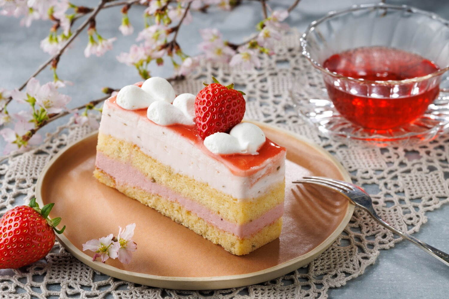 「さくらといちごのムースケーキ」テイクアウト626円 / イートイン638円 取扱店舗：三軒茶屋店 / 桜新町店 / 渋谷東急フードショー店 / NEWoMan新宿店 / ルミネ北千住店 / 南町田グランベリーパーク店 / 海老名店 / エスパル仙台店