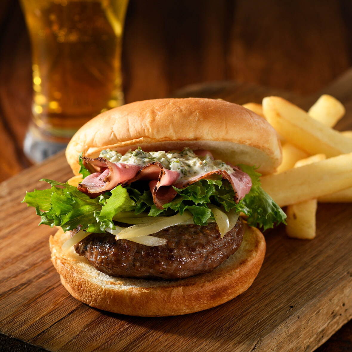 ＜ミラーズ＞ ローストビーフ＆ダブルミートバーガー 単品 1,540円／ポテトセット 1,760円 ※各日30点限り