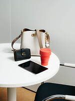 コーチの新作トート“通勤通学”に便利なA4サイズ収納、シンプルなブラックやホワイトで｜写真4