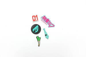 初音ミク×クロックス、“ネクタイやネギ”のシューズチャーム