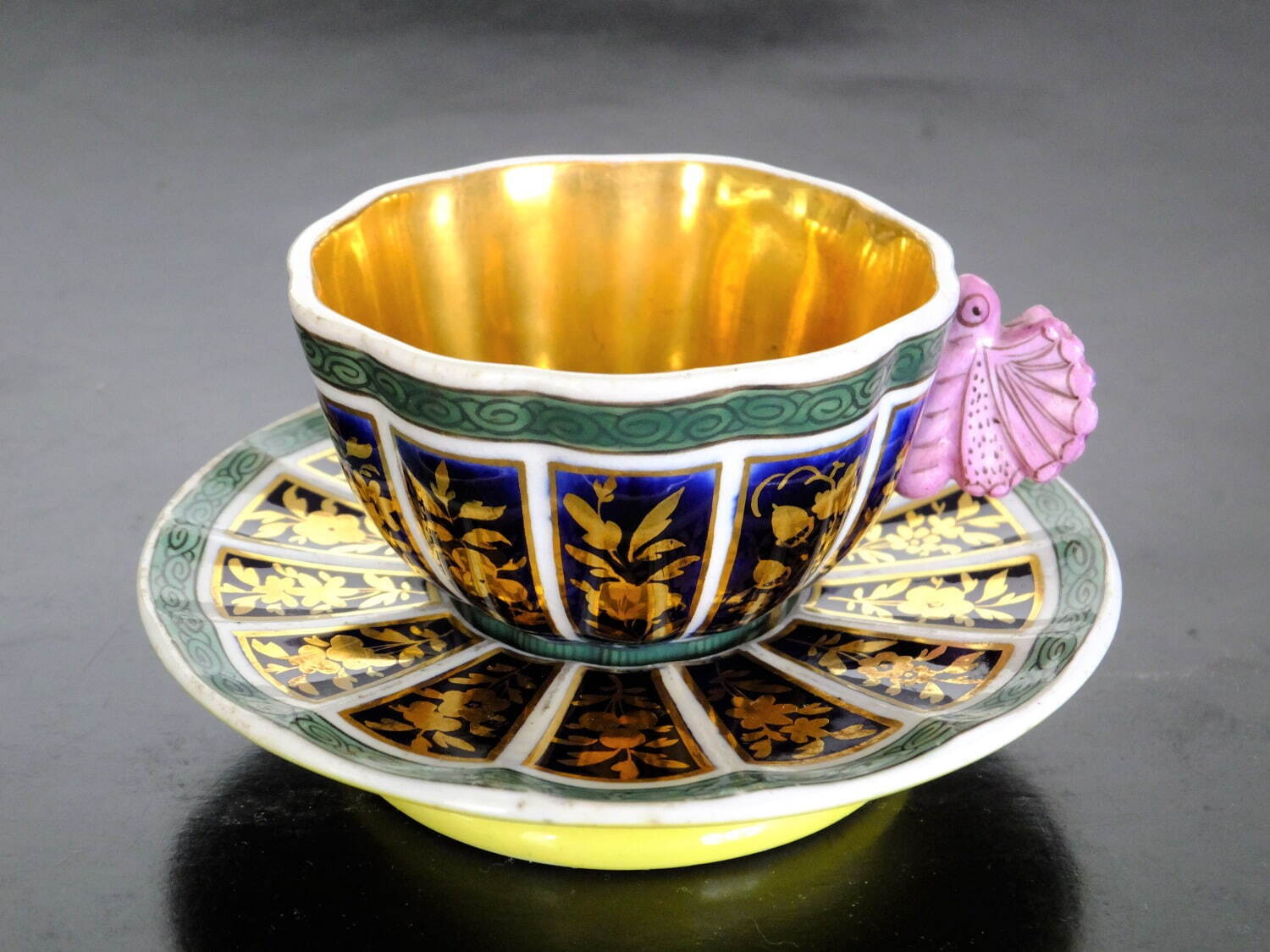 スポード《金彩花卉文蝶ハンドルトロンブルーズ形カップ＆ソーサー》(1790-1820年)
