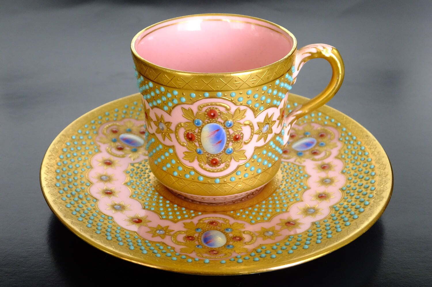 展覧会「デミタスカップの愉しみ」繊細な装飾＆デザインを凝らした作品約380点、大分県立美術館に巡回