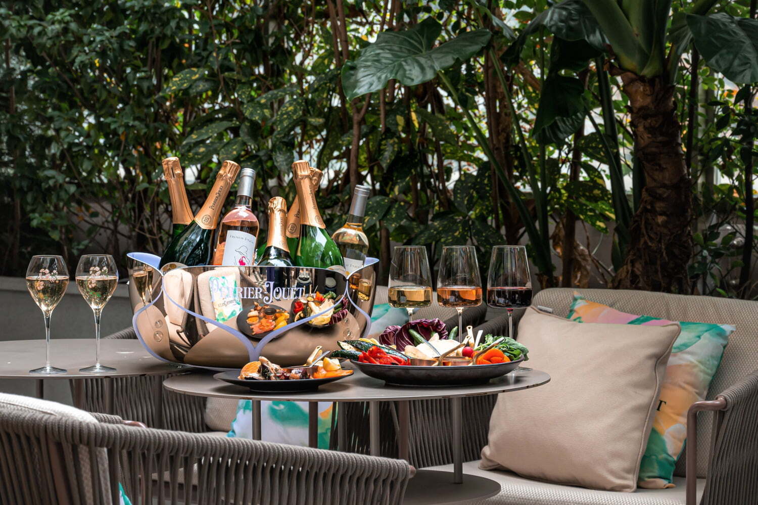 キンプトン新宿東京×仏「ペリエ ジュエ」シャンパン＆ワイン飲み放題プラン、シーフード盛り合わせも