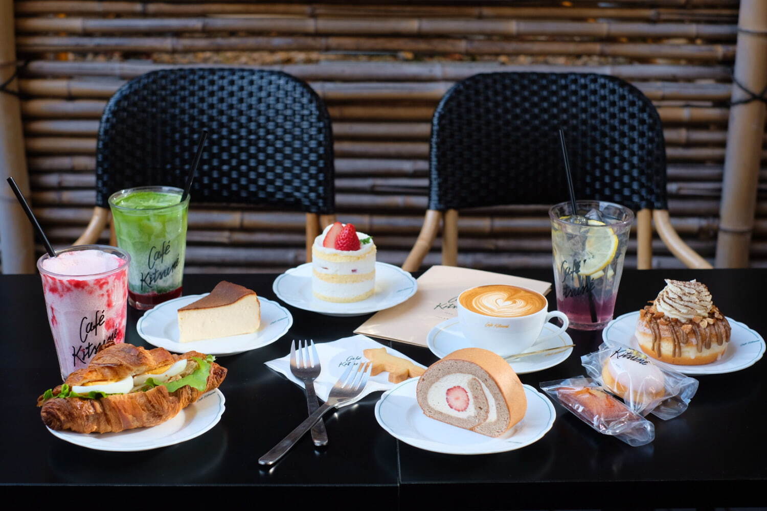 カフェ キツネ春の新メニュー、苺パウダーの“キツネ柄”入り抹茶ラテ＆紅茶のパンナコッタなど｜写真5