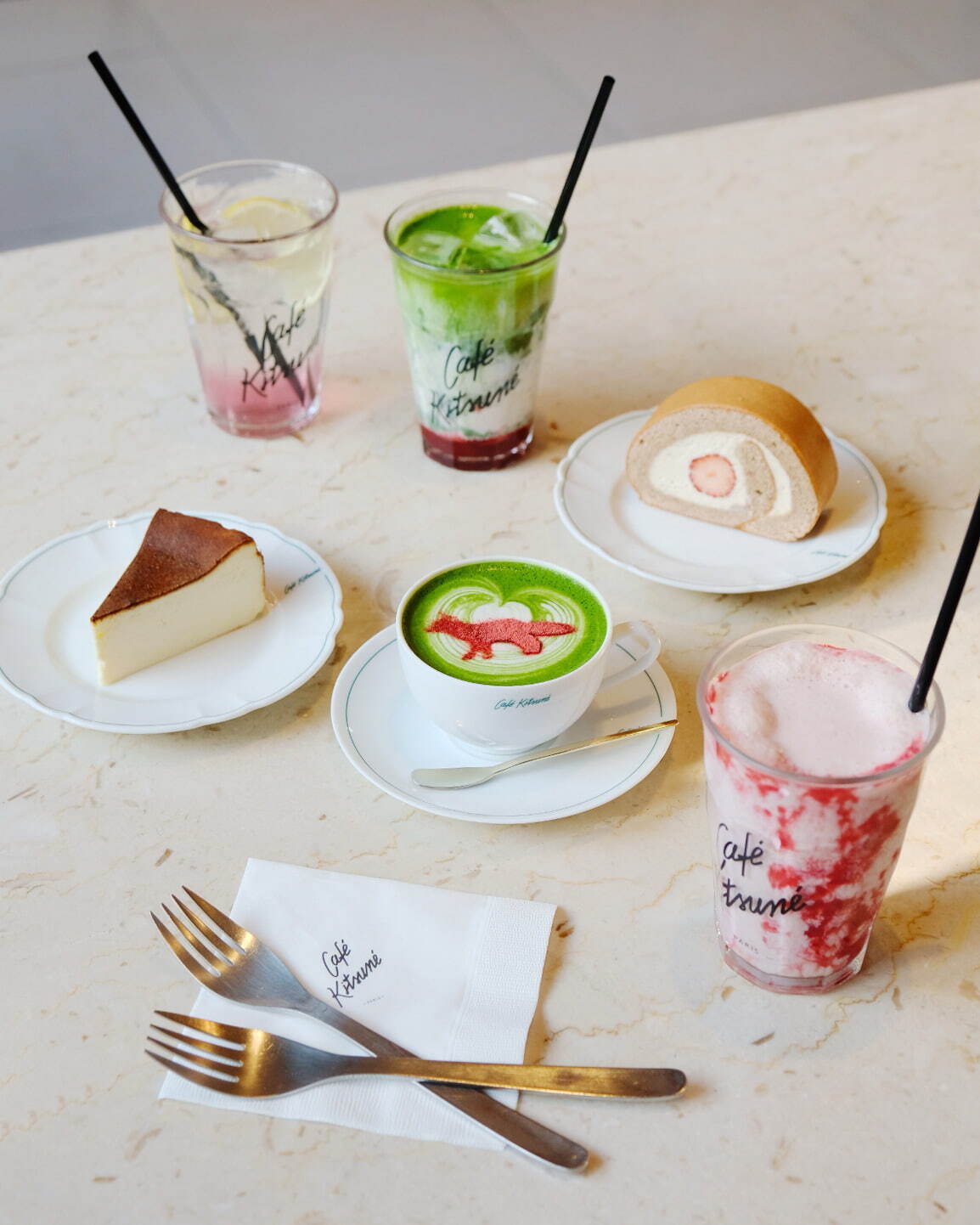 カフェ キツネ春の新メニュー、苺パウダーの“キツネ柄”入り抹茶ラテ＆紅茶のパンナコッタなど｜写真2