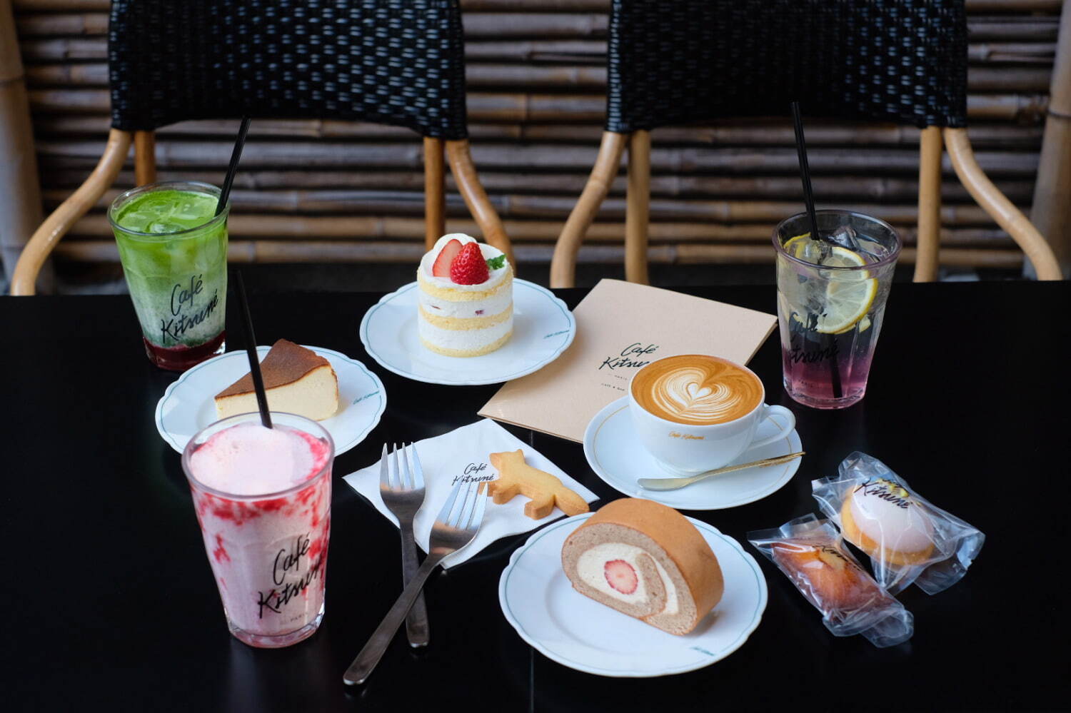 カフェ キツネ春の新メニュー、苺パウダーの“キツネ柄”入り抹茶ラテ＆紅茶のパンナコッタなど｜写真4