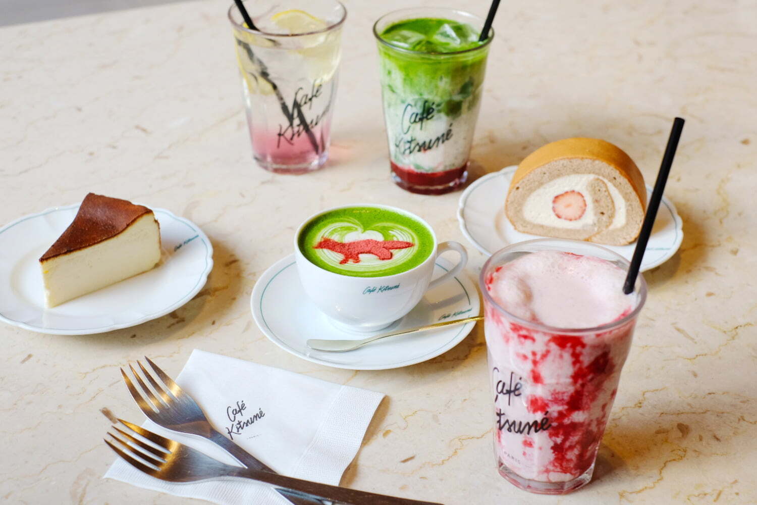 カフェ キツネ春の新メニュー、苺パウダーの“キツネ柄”入り抹茶ラテ＆紅茶のパンナコッタなど