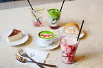 カフェ キツネ春の新メニュー、苺パウダーの“キツネ柄”入り抹茶ラテ＆紅茶のパンナコッタなど｜写真1