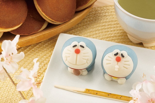 ドラえもんが“どらやき”を持つ和菓子「食べマス ドラえもん2023」こしあん＆カスタード味