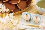 ドラえもんが“どらやき”を持つ和菓子「食べマス ドラえもん2023」こしあん＆カスタード味｜写真1