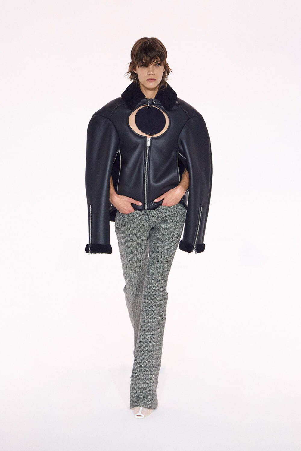 スタイリッシュな【COURREGES】クロップド ジャケット 24SS ルック】「クレージュ」2024-25年秋冬コレクション - WWDJAPAN