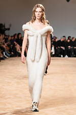 パコ ラバンヌ 2023-24年秋冬コレクション-夢のような白い空間への誘い-｜写真6