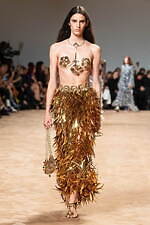 パコ ラバンヌ 2023-24年秋冬コレクション-夢のような白い空間への誘い-｜写真27