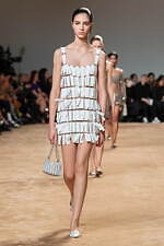 パコ ラバンヌ 2023-24年秋冬コレクション-夢のような白い空間への誘い-｜写真40