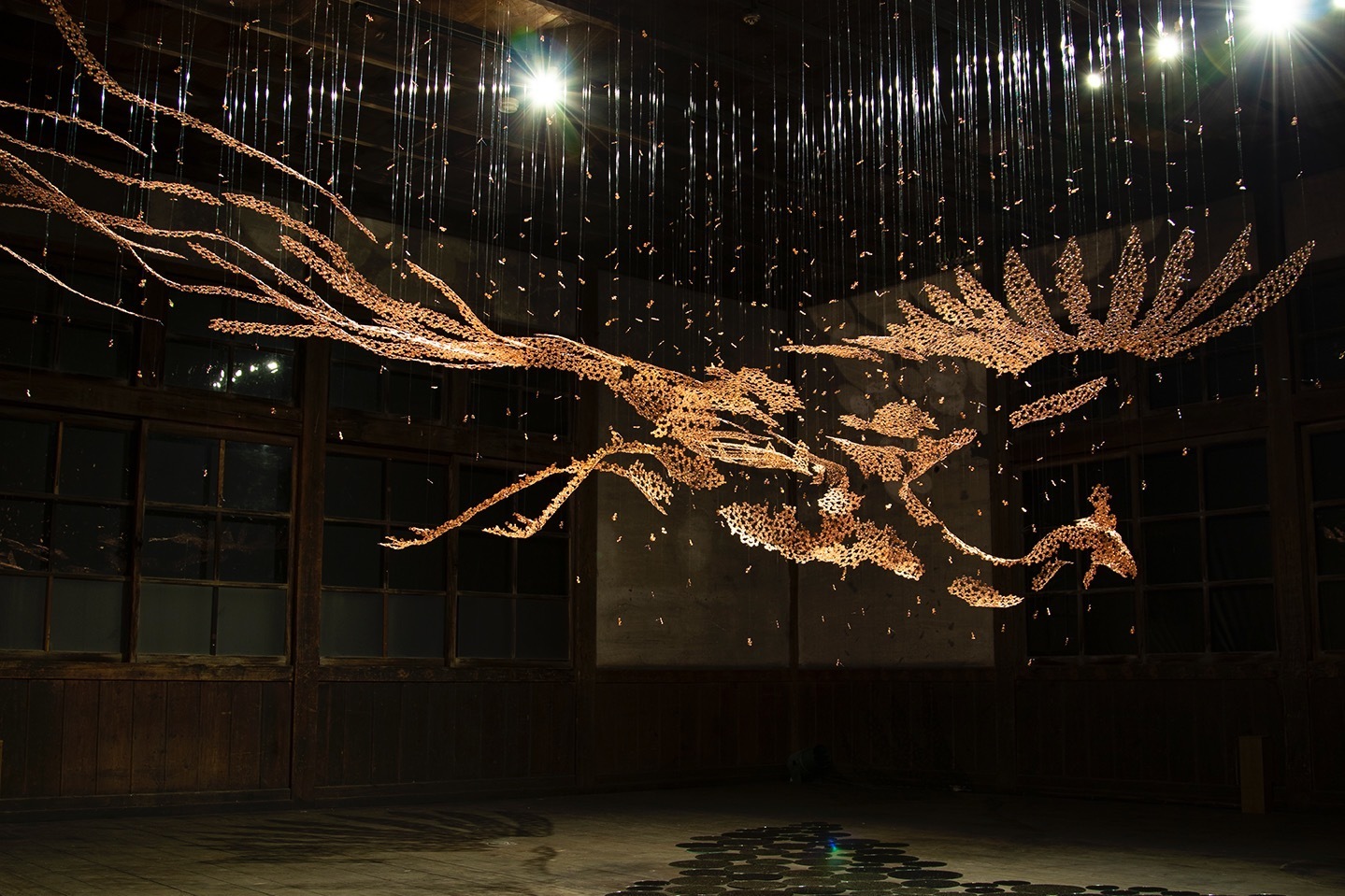 彫刻家・西島雄志の個展がポーラ ミュージアム アネックスで - 鳳凰と龍を題材とした作品が一堂に