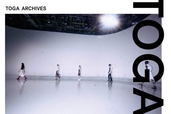 トーガ“2023年春夏の世界を体感”展覧会が渋谷パルコで - 撮り下ろし写真を展示＆限定アイテムも