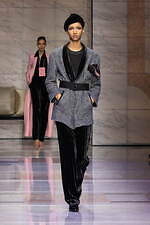 ジョルジオ アルマーニ 2023年秋冬ウィメンズコレクション - 対立する質感の交響｜写真28