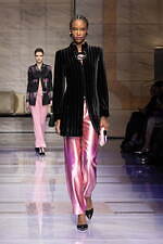 ジョルジオ アルマーニ 2023年秋冬ウィメンズコレクション - 対立する質感の交響｜写真30