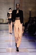 ジョルジオ アルマーニ 2023年秋冬ウィメンズコレクション - 対立する質感の交響｜写真51