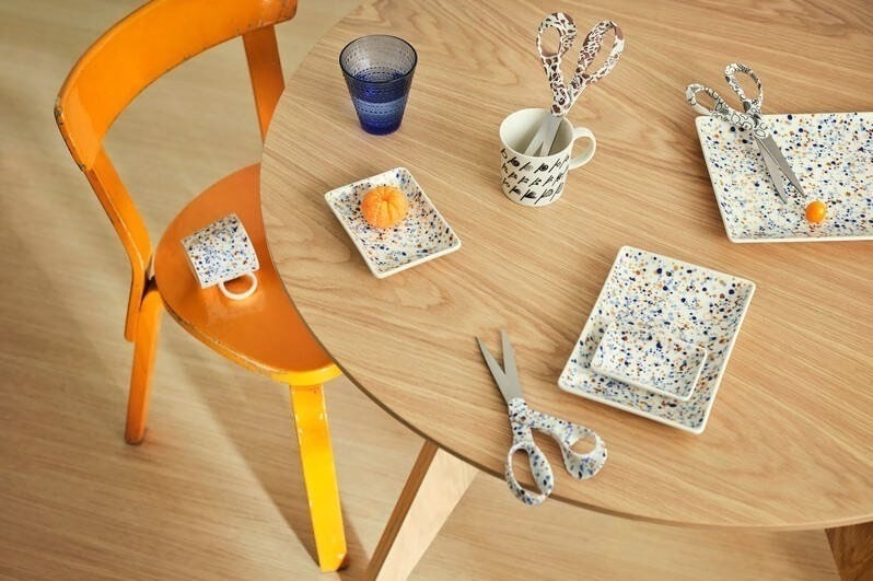 イッタラ新作“ランダムなドット柄”マグやプレート、小枝＆フェイスデザインのトートバッグも