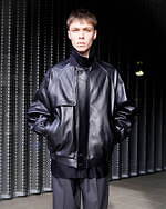 シュタインのワンエルディーケー別注レザージャケット、ネイビーブラックのシープスキン＆ゴートスエードで｜写真21