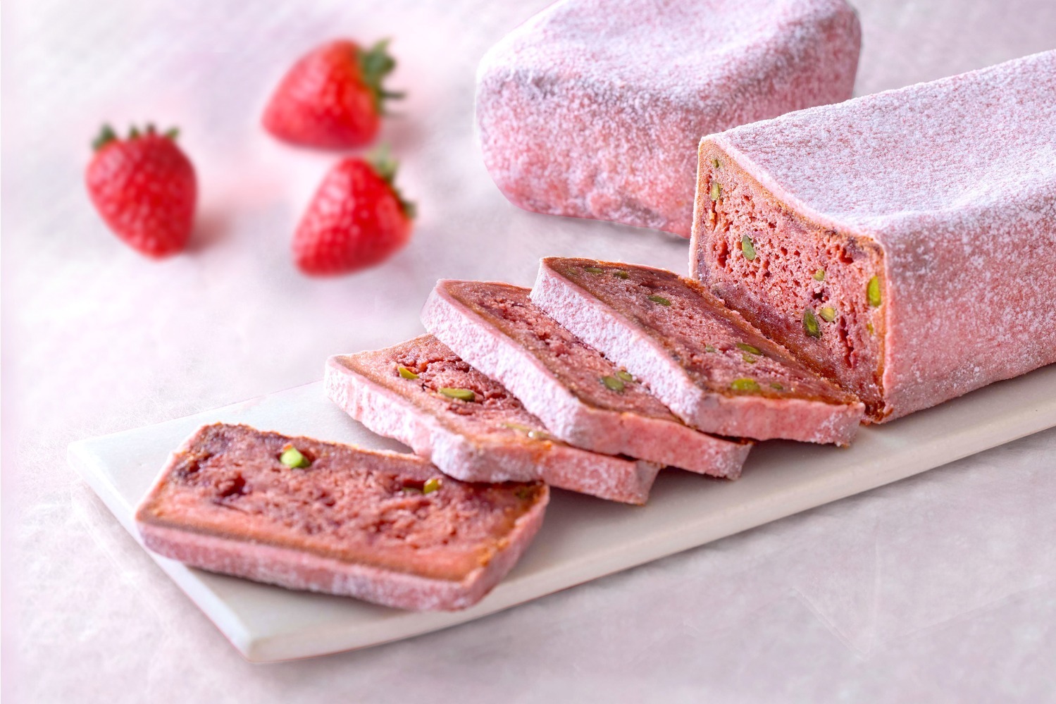 ジョエル・ロブションの春限定“甘酸っぱい苺”のシュトーレン、ピスタチオをアクセントに