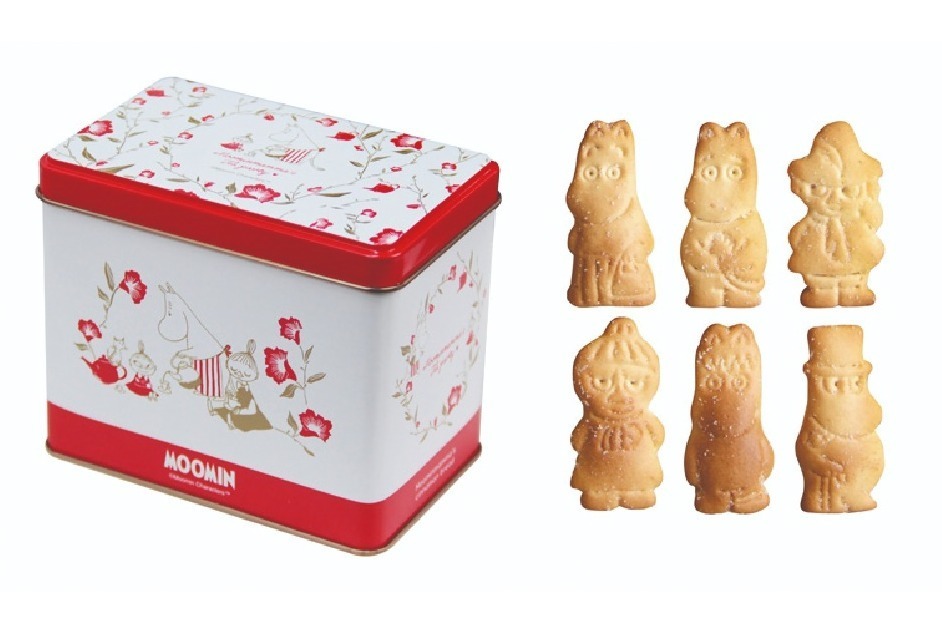 「ムーミンママ」の母の日限定グッズ、“赤い花々”を描いたクッキー缶＆マグカップ