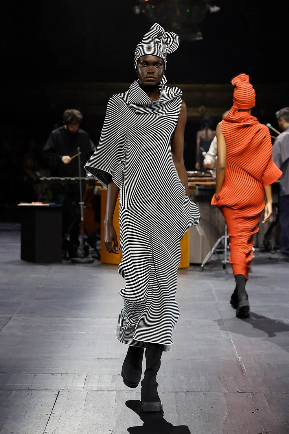 イッセイミヤケ ISSEY MIYAKE 2023年春夏 プリーツ加工 ノースリーブブラウス ブラック【サイズ表記なし（M位）】【レディース】