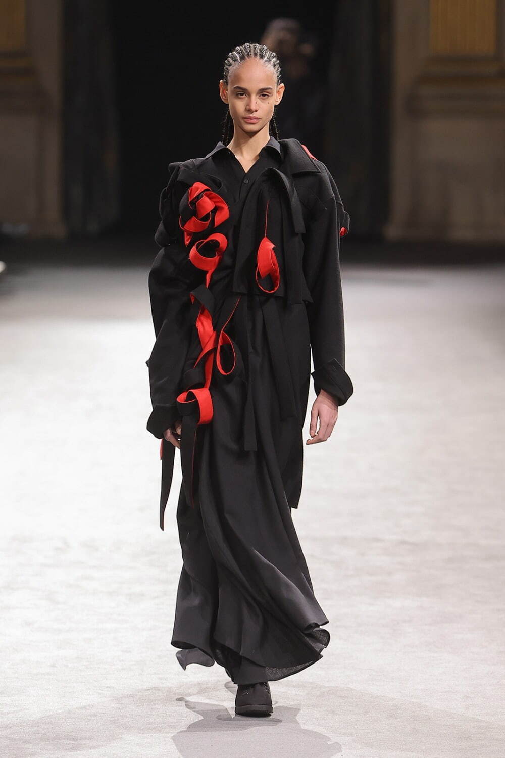 ヨウジヤマモト(Yohji Yamamoto) 2023-24年秋冬ウィメンズコレクション  - 写真23